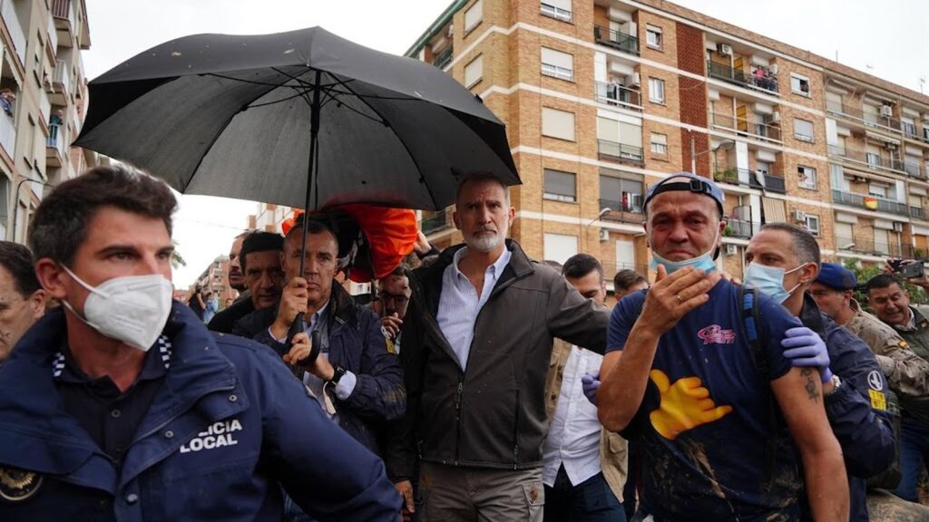 King Felipe and PM Sánchez pelted with mud during visit to Spanish disaster area